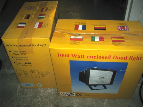 Tv&aring; nya halogenstr&aring;lkastare p&aring; 1000 watt