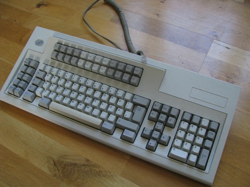 IBM Model M från 1990, 122-tangenters terminalmodell, bild 1