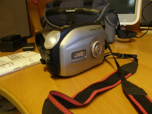 Videokamera JVC, med väska, VHS-C - 22x optisk zoom, bild 1