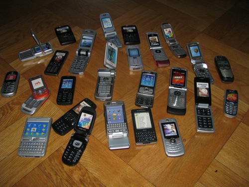 En mindre samling av mobiltelefondummies, bild 1