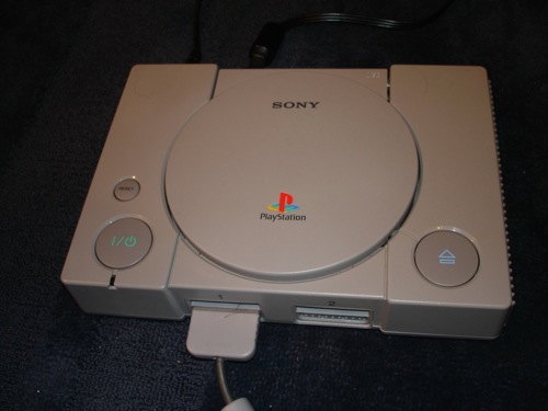 Playstation 1, med tv&aring; handkontroller och Killer, bild 1